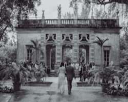 The villa was constructed sometime between the yea The villa was constructed sometime between the years 1914 and 1922, costing about $15 million. Its European aesthetic is a mix of French and Italian g